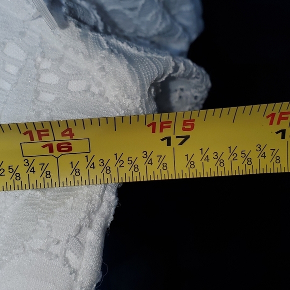 No Boundaries Sweetheart Cutout Wide Neck Lace Crop Top - NEW - Large - Picture 9 of 10